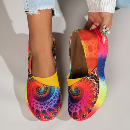 Ayollar uchun rang-barang tie-dye uslubidagi slip-on krossovkalar, yorqin bulut naqshiga ega, yengil, qulay, kun bo'yi kiyish uchun mustahkam PU taglik.