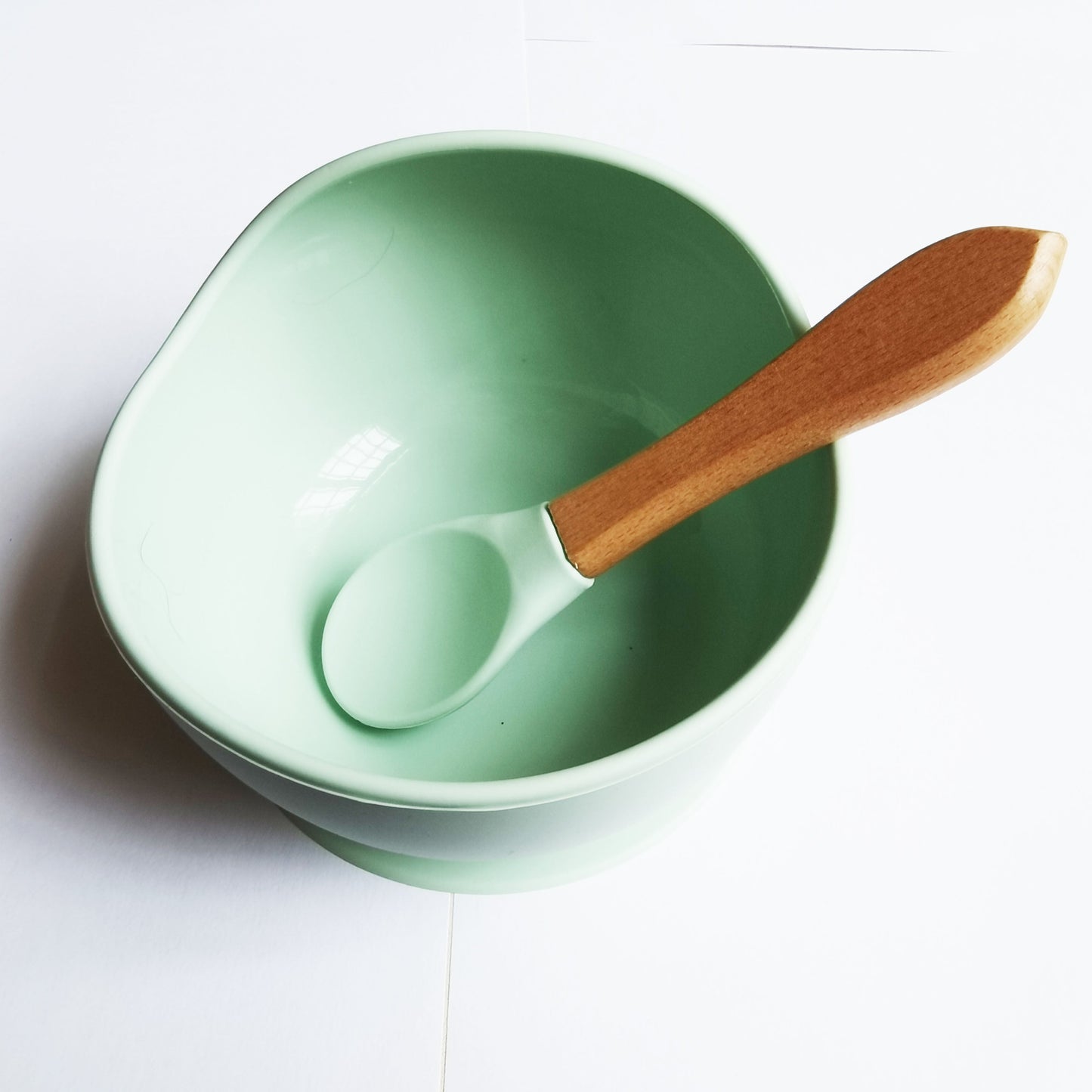 Baby Feeding Bowl and Spoon Set - This set includes a silicone baby bowl with suction cup, a wooden spoon, and a silicone suction base to prevent slipping. Perfect for toddlers, boys, and girls, this non-slip feeding kit is an ideal gift for Halloween