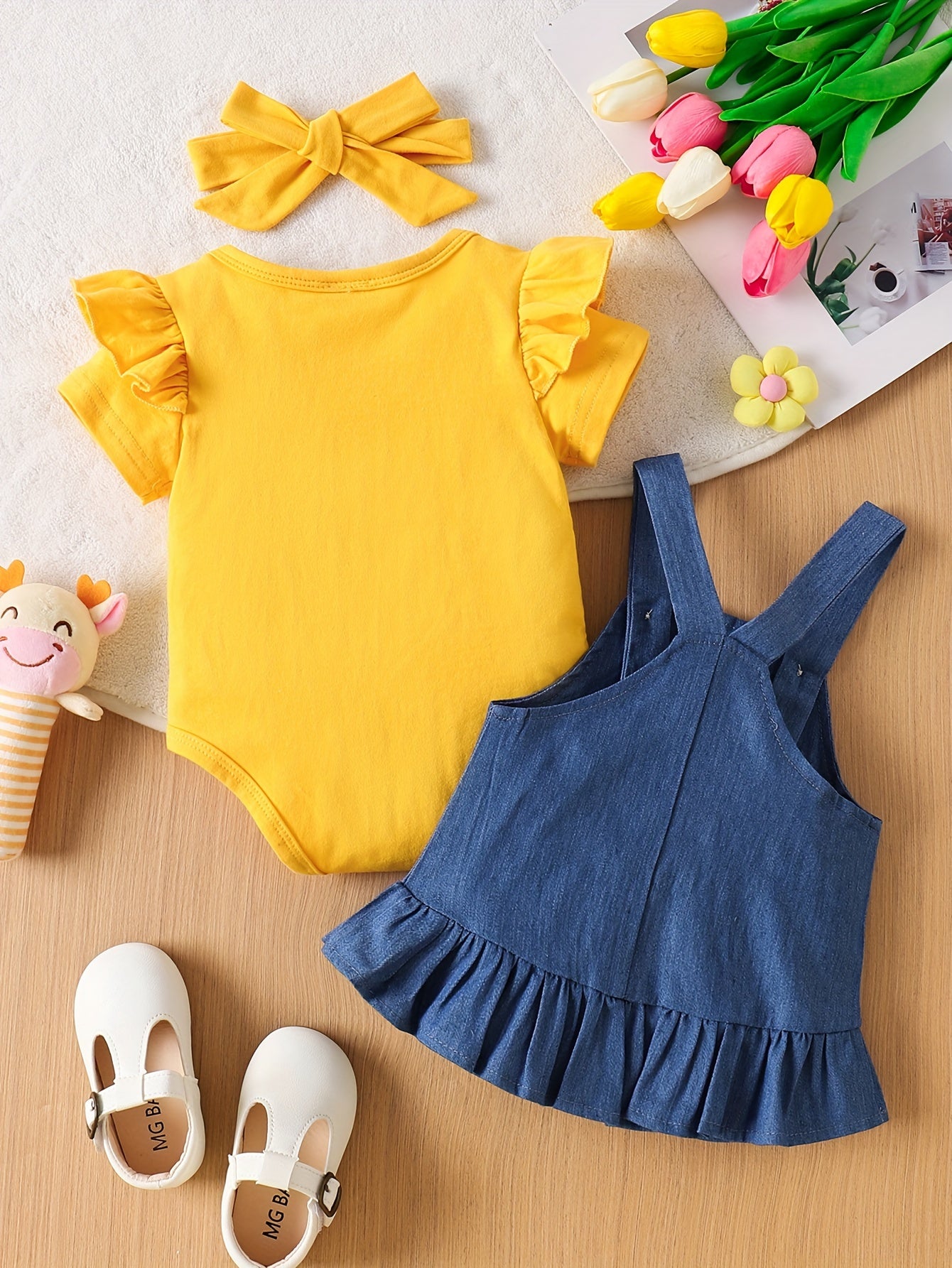 Adorable baby girl dress set with bear and sunflower pattern, perfect for newborns. Includes regular bodysuit and skirt, ideal for outdoor wear.