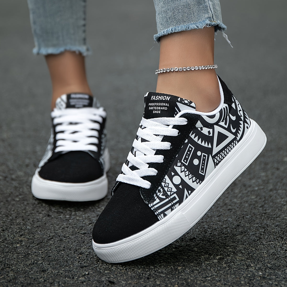 Geometric pattern casual skate shoes for women, versatile, lightweight, anti-slip, for outdoor sports and daily wear.