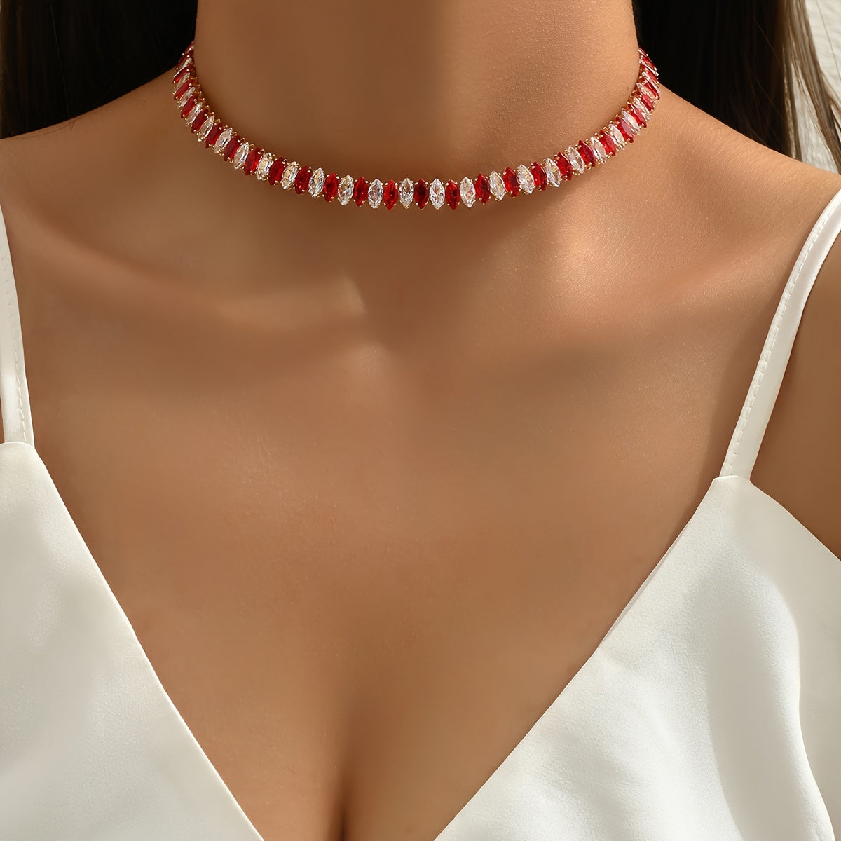 Elegant zirconia and copper necklace with 18K gold plating, perfect for special occasions. Exquisite jewelry for women.