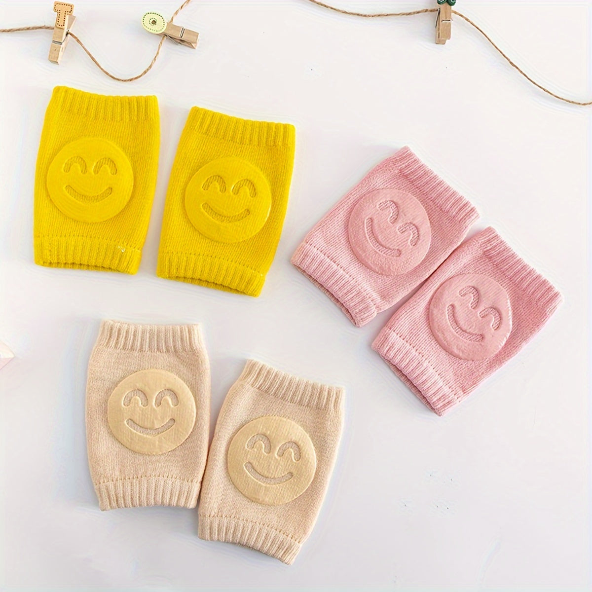 Two pairs of knee pads for toddlers to use while crawling, made from non-slip, phthalate-free polyester material. These elbow and knee protectors are designed for children aged 0-3 years old, providing safety for early walkers with a cheerful happy face