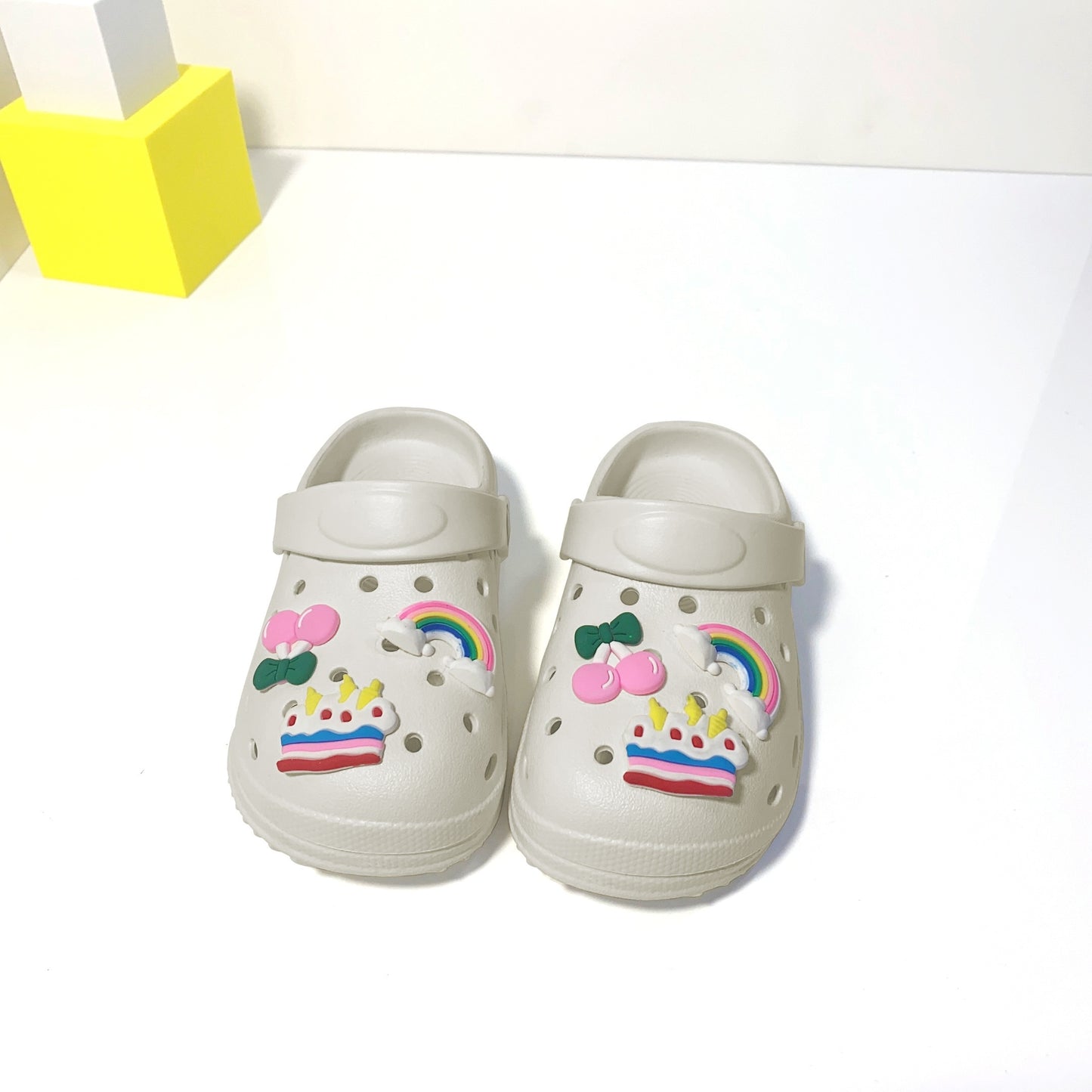 Cute cartoon slippers for girls, non-slip lightweight clogs for indoor use in all seasons.