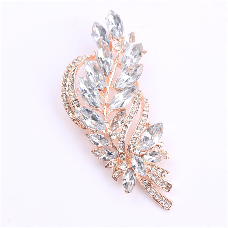 Elegant and luxurious rhinestone flower brooch, featuring an irregular faux floral design. This versatile accessory can be worn on clothing, bags, hats, and as women's fashion jewelry.