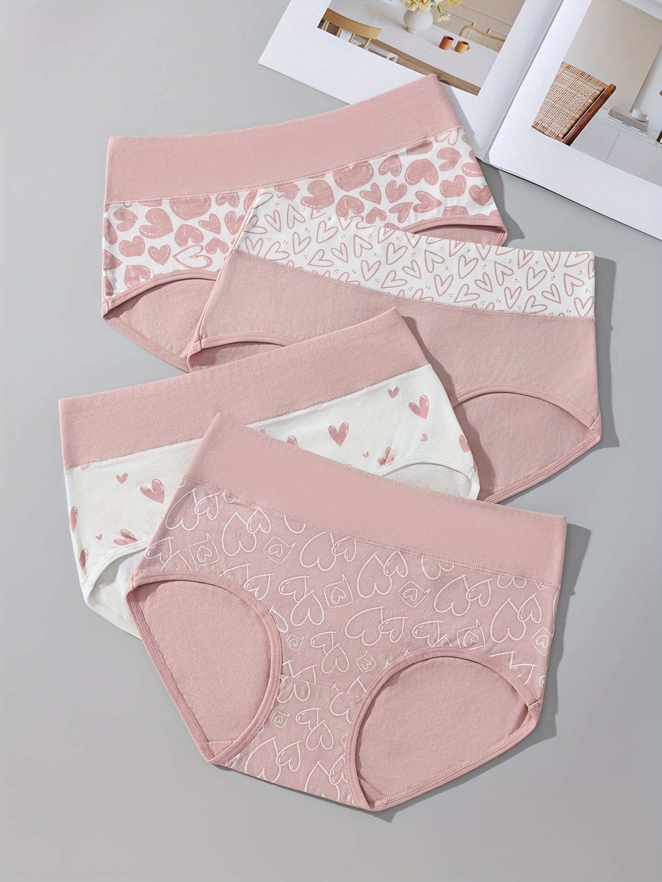 4 pieces of high-waisted colorblock briefs with cartoon print, soft and comfortable. Ideal for women's lingerie and underwear.