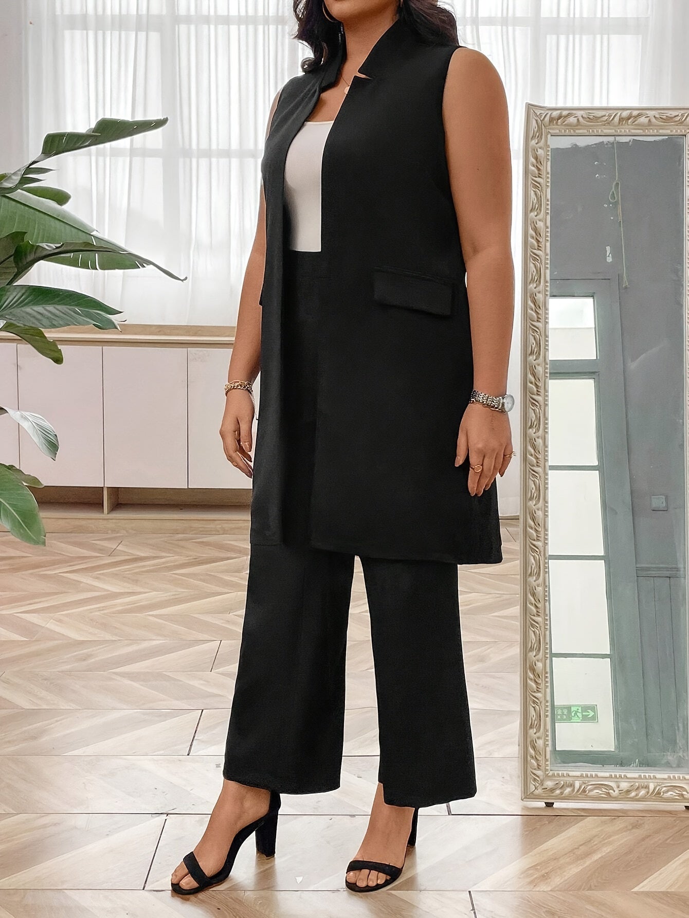 Stylish plus-size blazer and pants set made of casual, machine-washable polyester fabric suitable for all seasons. Perfect for formal occasions.