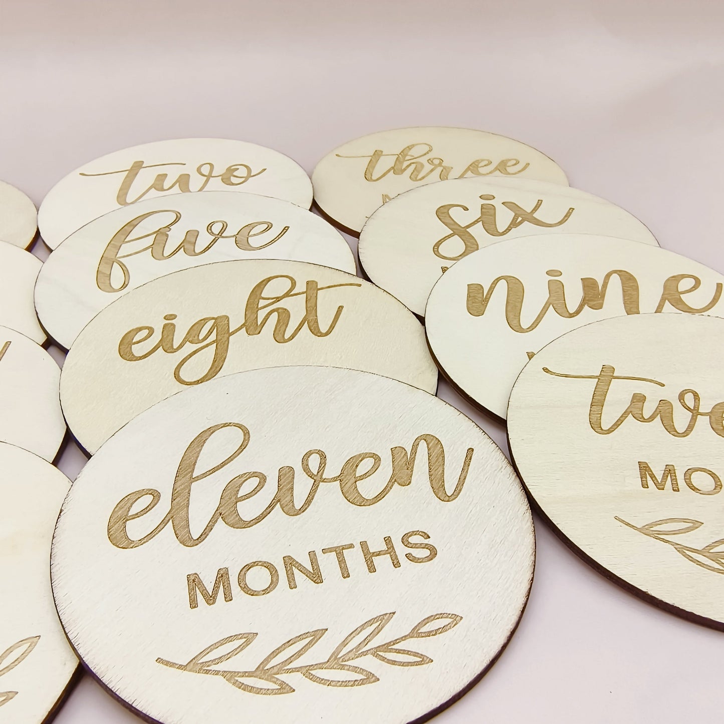 Celebrate your child's journey with this set of 14 wooden milestones! Perfect for capturing each month of their first year, these milestones can also be used for birthday announcements, baptism gifts, room decorations, photography props, shooting props