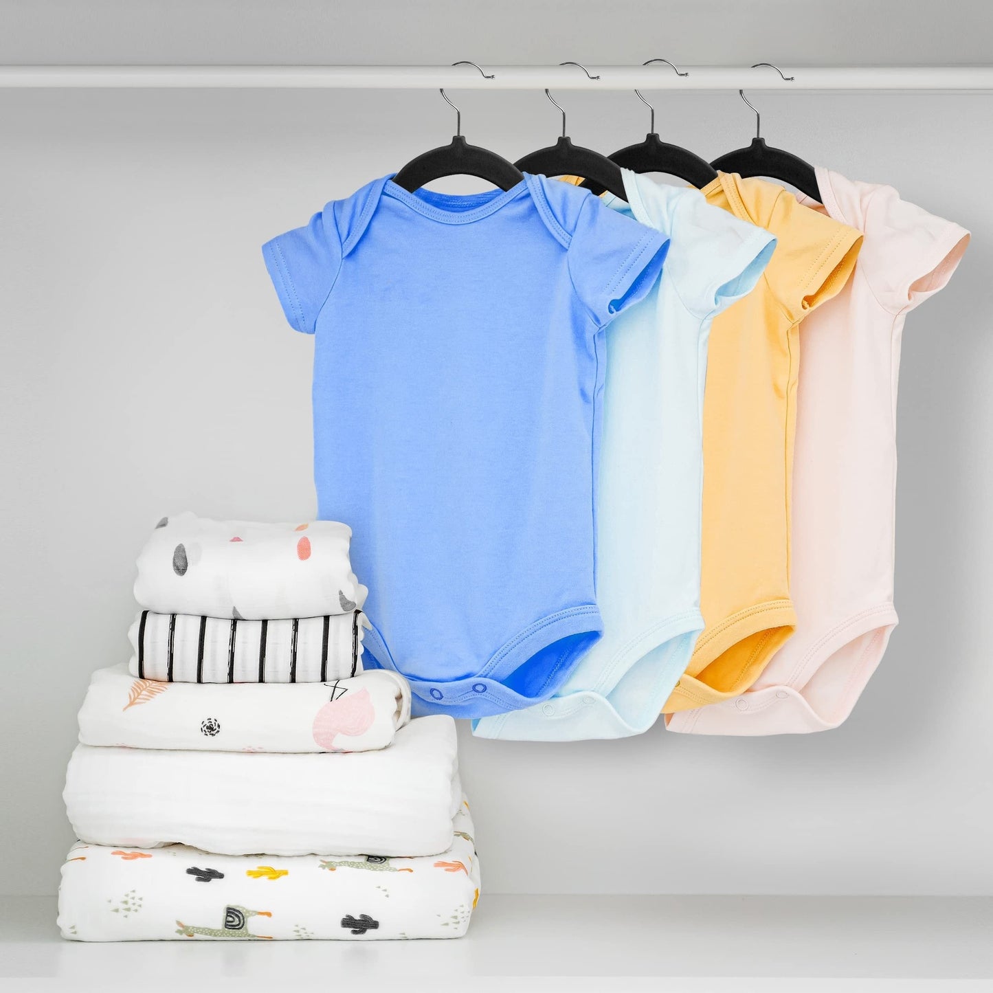 Get a 50 pack of cute and durable velvet baby hangers for your closet! These non-slip toddler hangers are the perfect size at 29.97 cm for your child's clothes. Perfect for newborns and children.