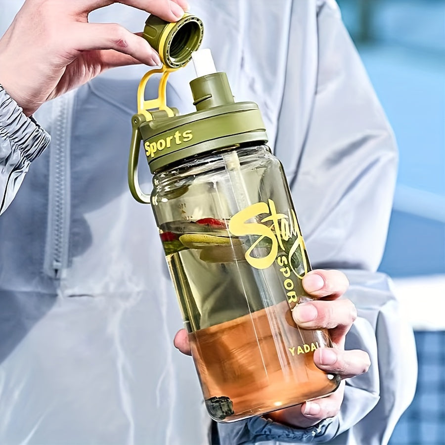 Bir taqsimlangan, katta sig'imli sport suv shishasi, qalam bilan "STAY HYDRATED" yorlig'i bilan, ochiq rangda, ochiq havoda faoliyatlar va fitnes uchun mukammal. Mustahkam, ko'chma, BPA-free plastikdan tayyorlangan.