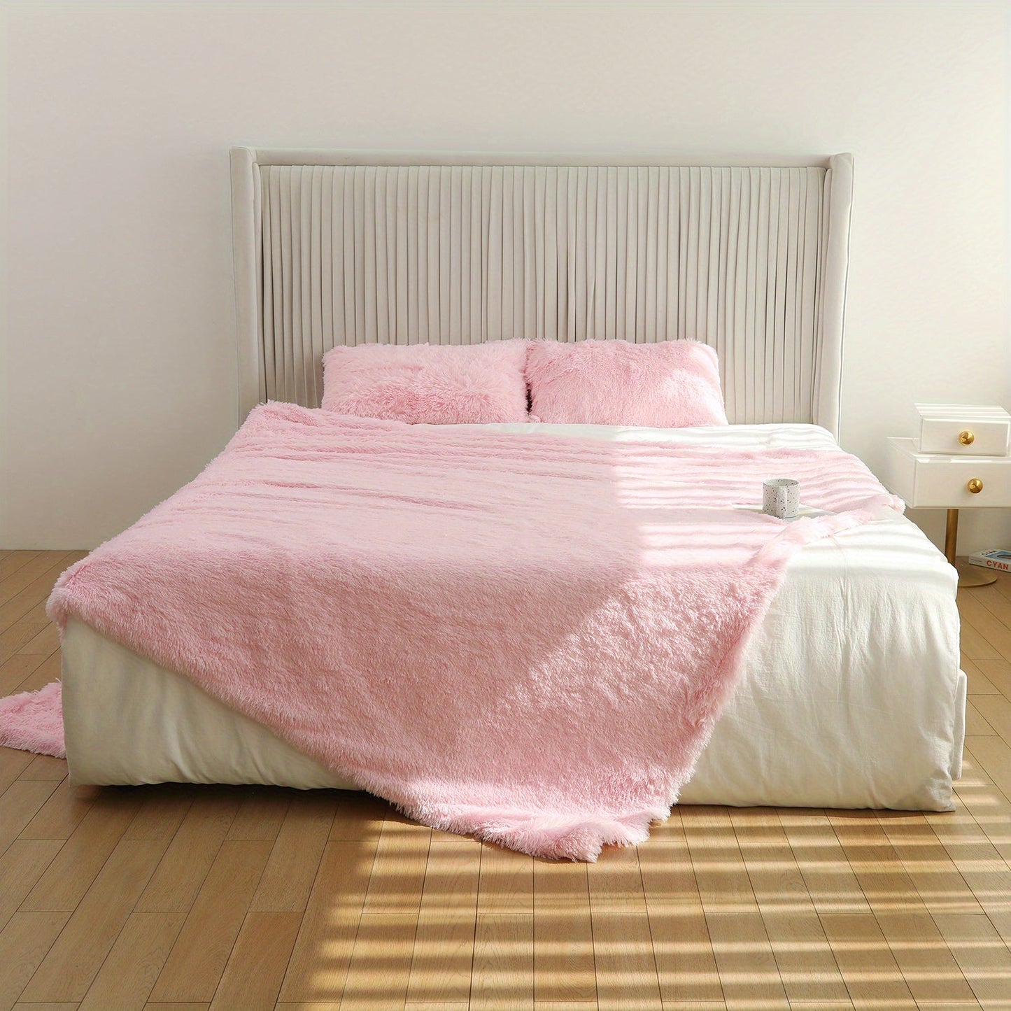 Soft and warm flannel blanket suitable for all seasons - Ideal for couch, sofa, office, bed, camping, and travel purposes.