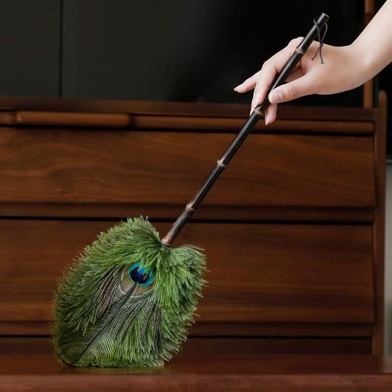 Высококачественная винтажная household feather duster с антистатическими свойствами, идеально подходящая для подметания и уборки с зашифрованным дизайном, с перьями страуса и павлина.