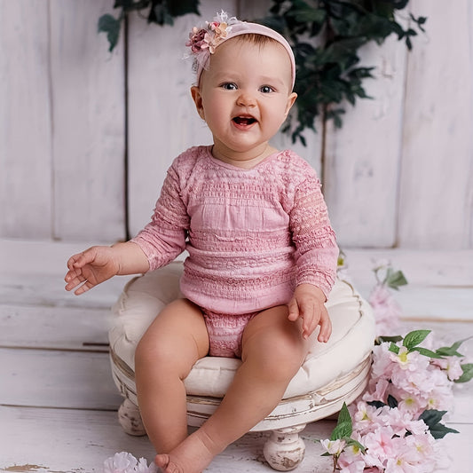 Wooden round leg chair prop for children's photography with an old-fashioned design, perfect for newborn and children's photo shoots.