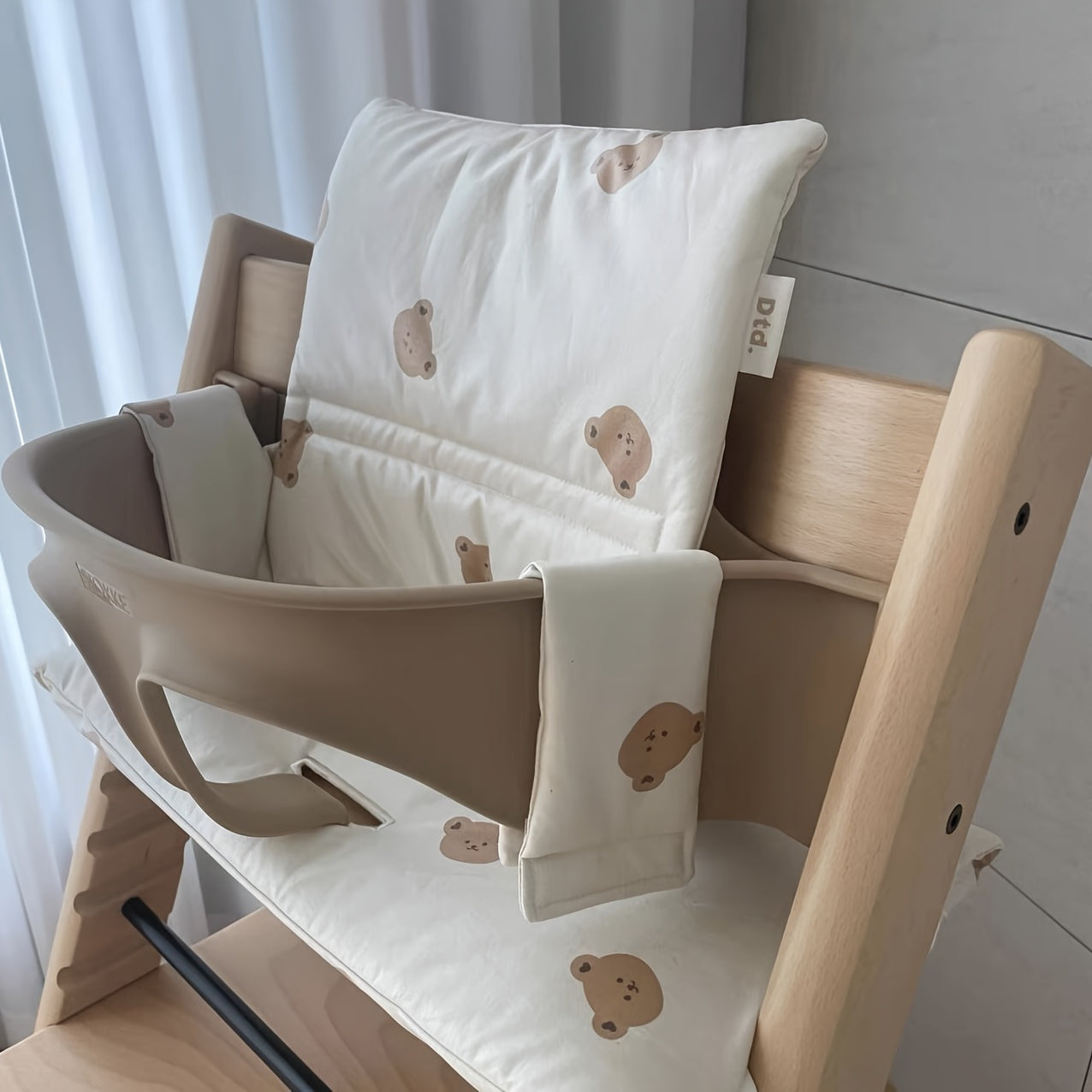 Ensure your baby's safety and comfort with these non-slip autumn and winter baby dining chair cushions, perfect for Halloween, Thanksgiving, and Christmas gifts.