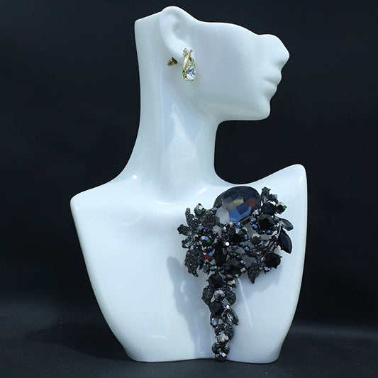 Stylish Rhinestone Flower Brooch - Exquisite Statement Pin for Women, Trendy & Distinctive Accessory