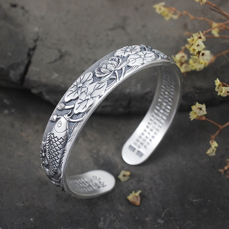 A festive gift, this S999 silver bracelet boasts a lotus fish heart pattern.