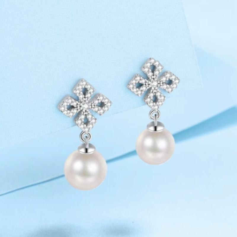 Pair of Freshwater Pearl Four-Leaf Clover Earrings in S925 Sterling Silver, Elegant Jewelry for Women, Perfect Gift for Banquets, Parties, Holidays, Birthdays, Weddings, and Anniversaries, Unique and Beautiful Accessories