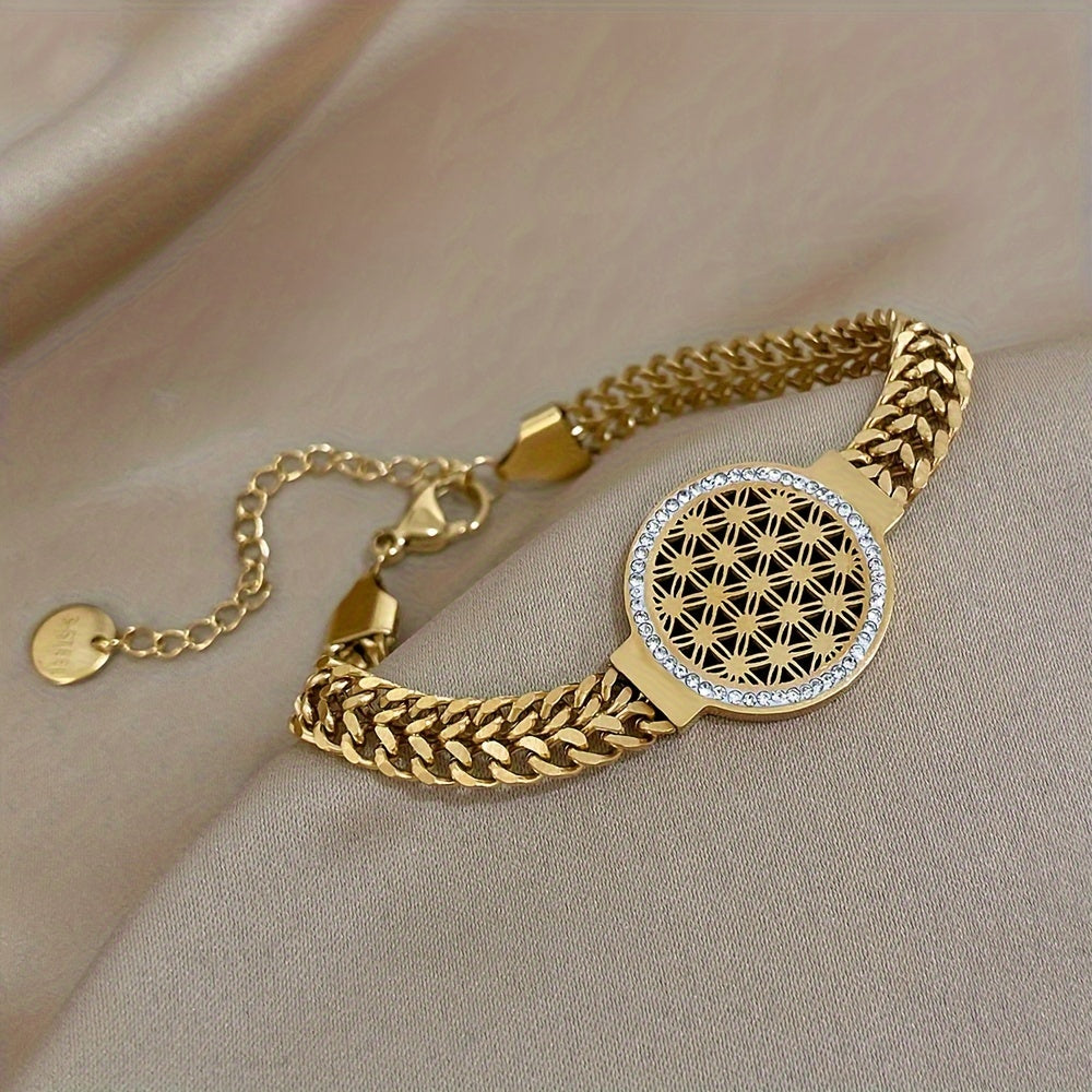 Round brand bracelet made of stainless steel plated with 18K gold and hollowed out, studded with rhinestones.