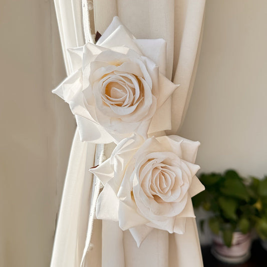 Simple and cute, this 1PC White Rose Flower Curtain Binding is made from cotton and linen. This creative buckle ring binding ornament is perfect for holding back your curtains in the living room, office, or home decor.