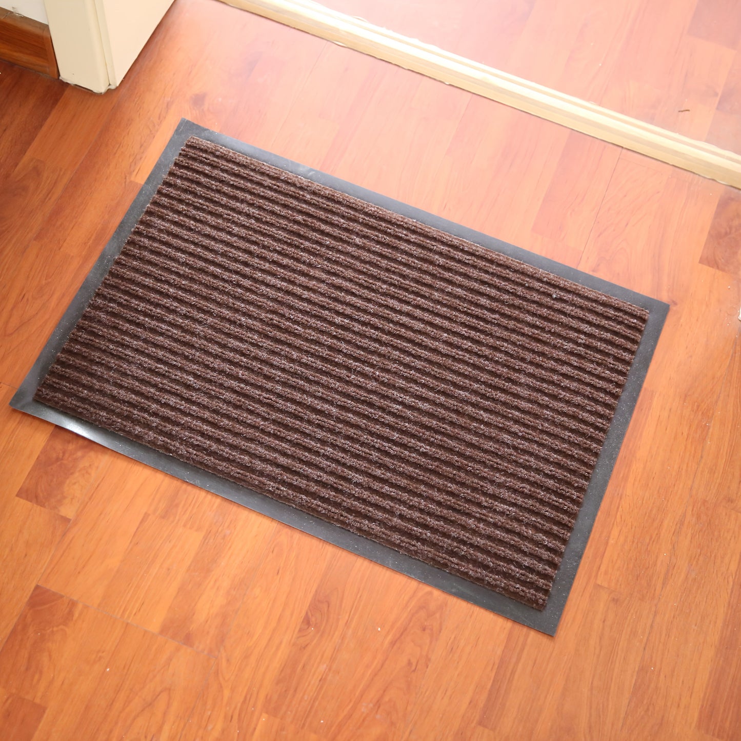 Get the 1 piece Modern Geometric Waterproof Doormat designed for high traffic areas. This indoor/outdoor entrance mat is dirt-resistant and perfect for the living room, bedroom, bathroom, kitchen, balcony, or patio. It measures 44.96x74.93cm.