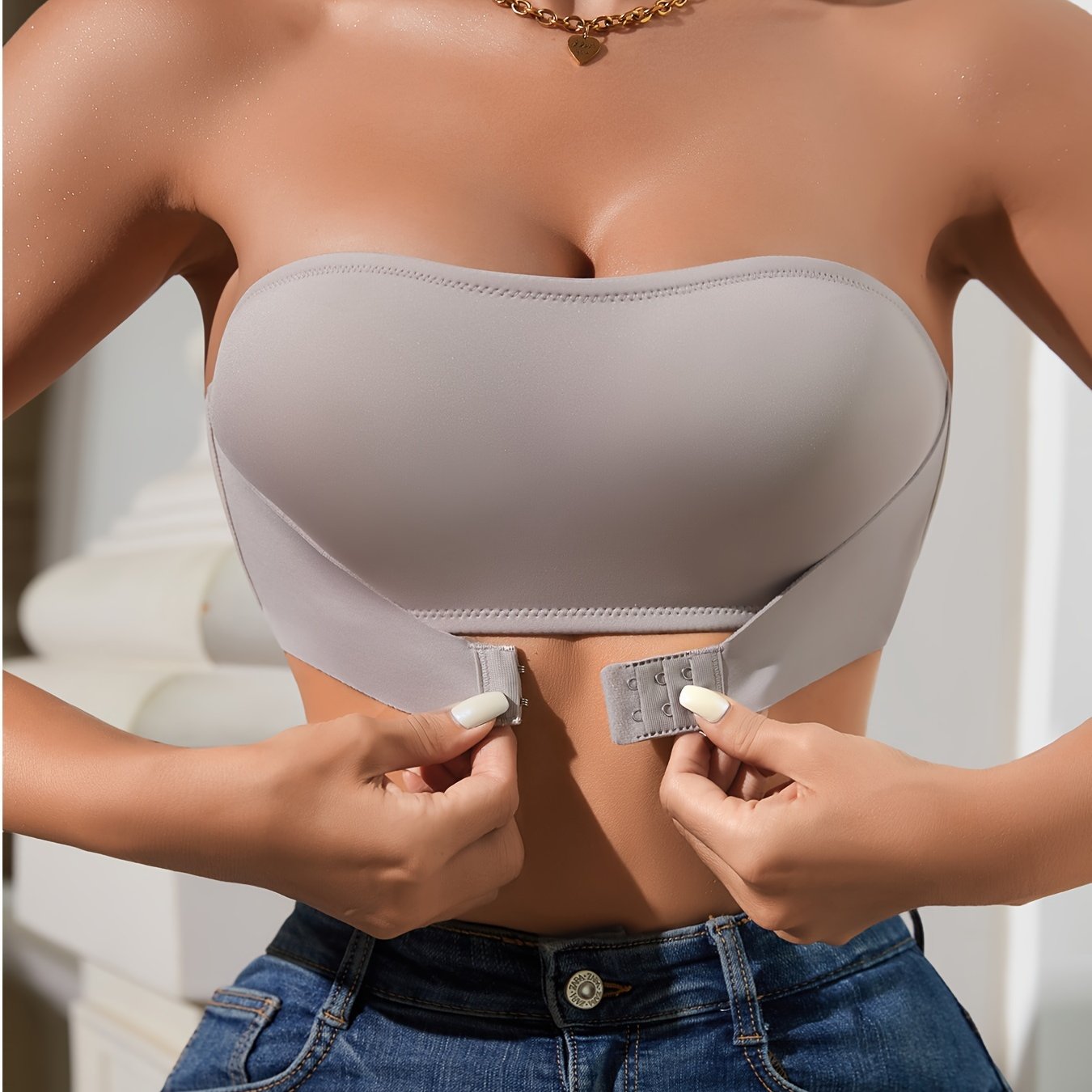 Smooth light pink bralette with elegant front closure, non-slip grip, wireless and padded, made from breathable nylon/elastane blend, machine washable.