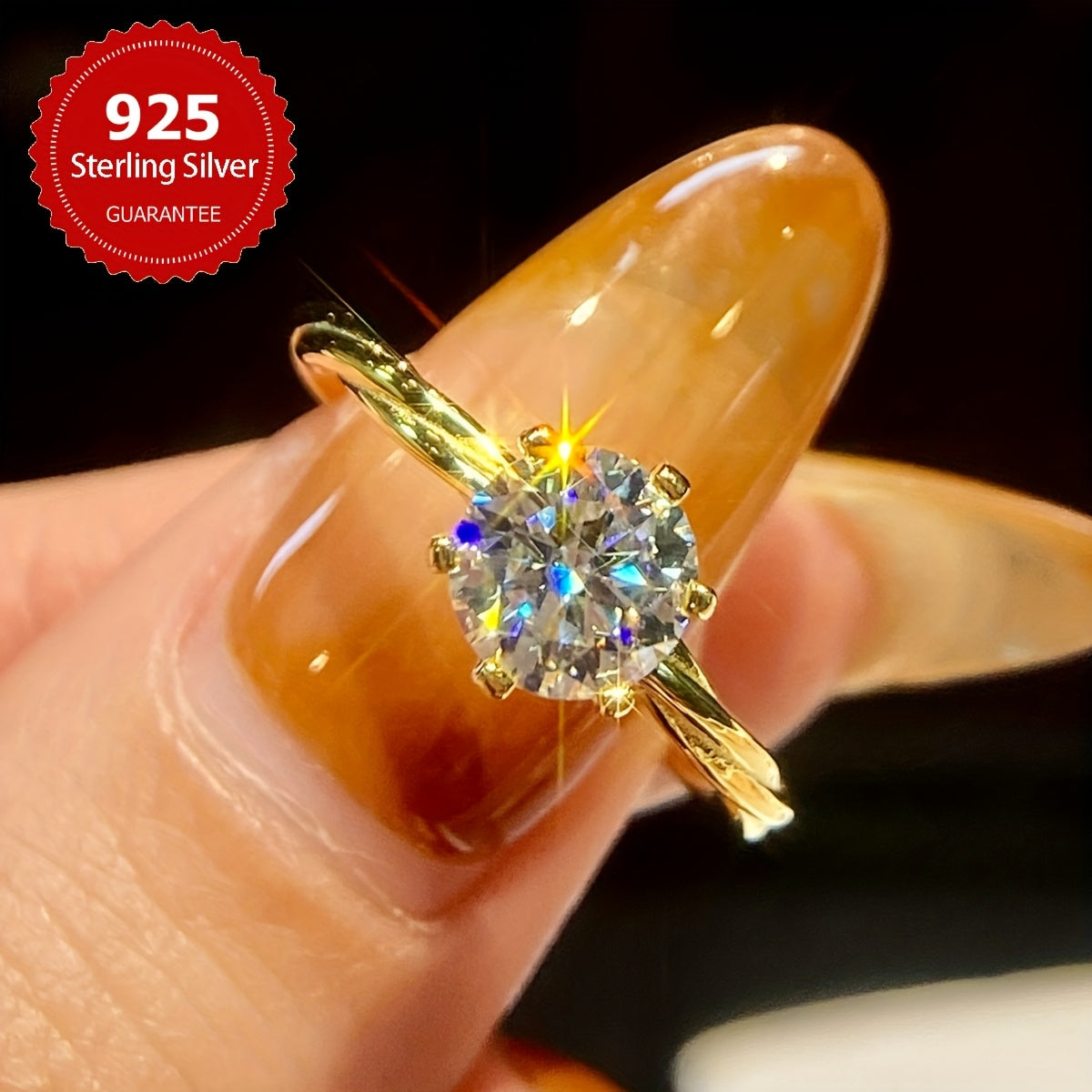 1 Karat Moissanite porloq to'y uzugi ayollar uchun oltin aksentlar bilan sterling kumushda, va'da va abadiy sevgi ramzi. Yil dönümleri, Sevgi kuni yoki hayotingizdagi maxsus ayol uchun hashamatli sovg'a sifatida mukammal.