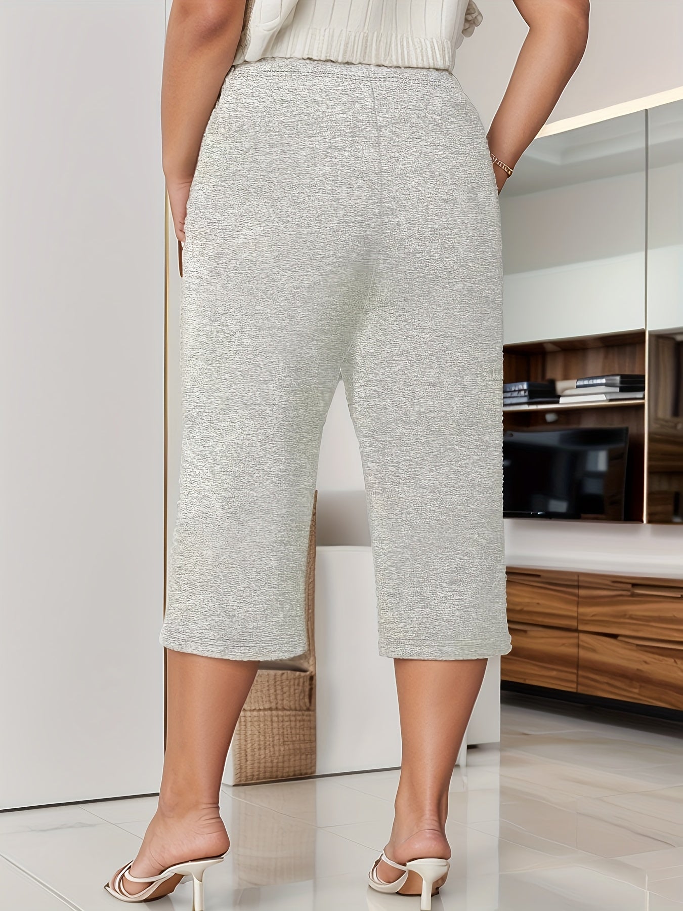 High-waisted capri pants for plus size women, perfect for spring & summer.