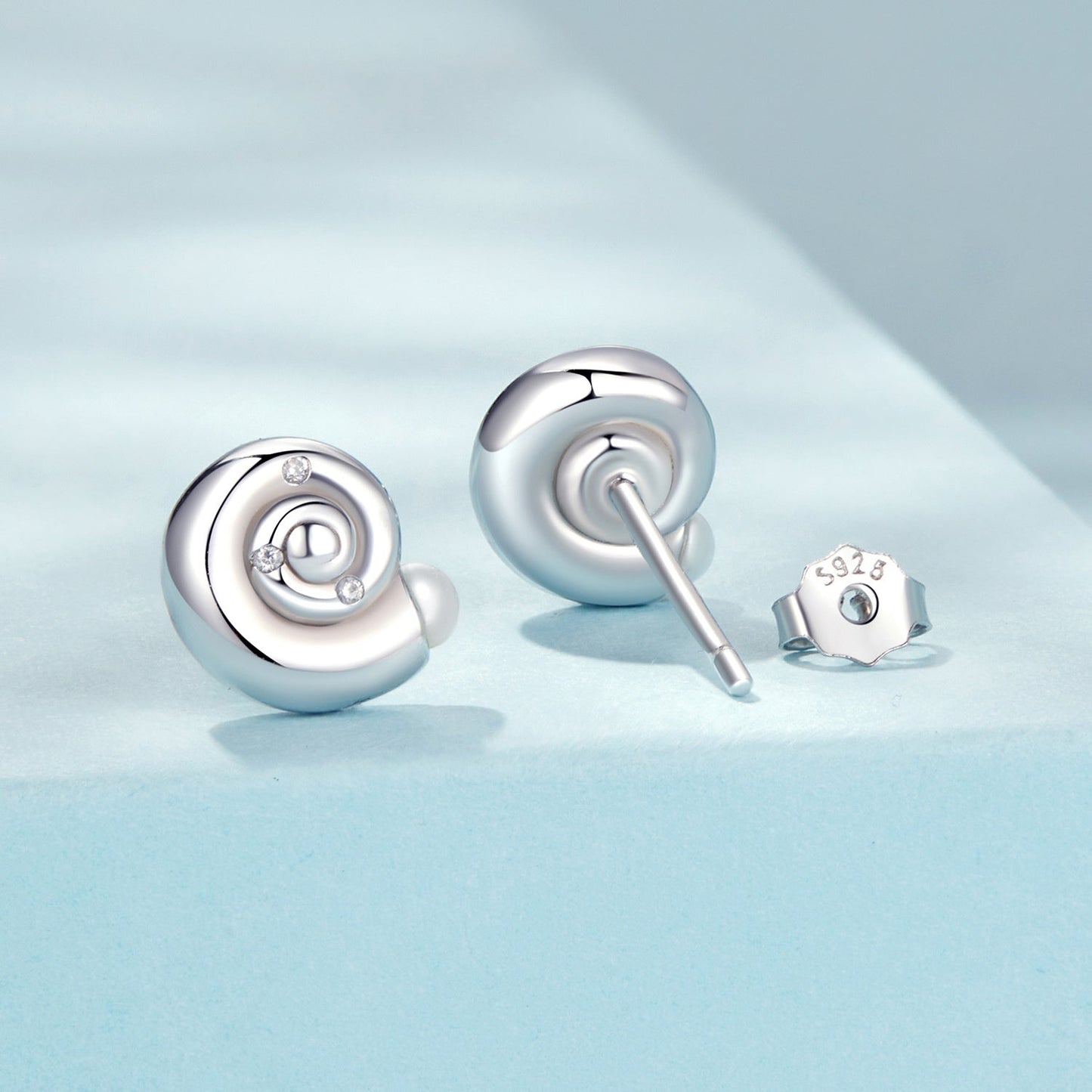 Add a touch of elegance to your look with these stunning seashell stud earrings for women. Crafted from hypoallergenic 925 silver with faux pearl inlay, these earrings are perfect for daily wear or as a thoughtful gift. Weighing 3.4g, these