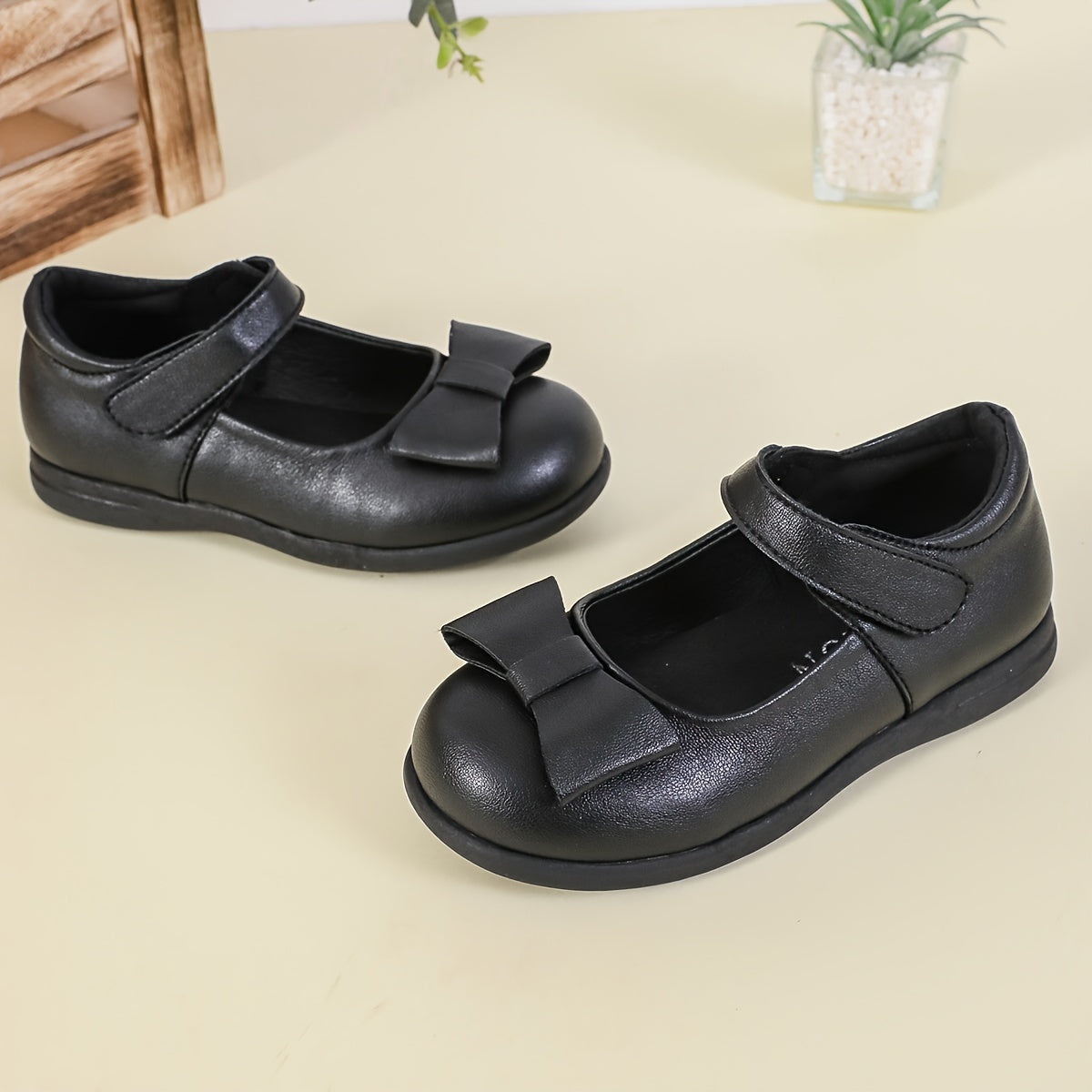 Stylish Mary Janes for girls - solid colors, non-slip, for spring and fall.