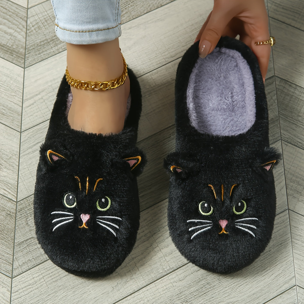 Women's cute cartoon black cat slippers with big eyes and ears, soft, warm, non-slip indoor house slip-ons made of fabric with TPR soles.