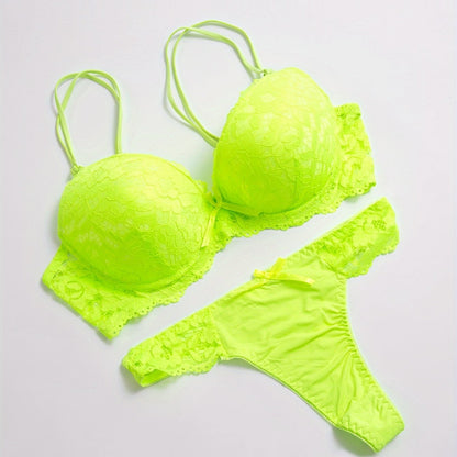 Stylish lace bra and panties set for women