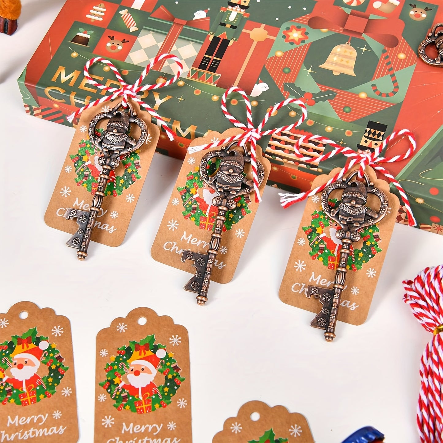 10 Santa Claus themed bottle openers for Christmas festivities, complete with cards and ropes. Perfect party favors for guests.