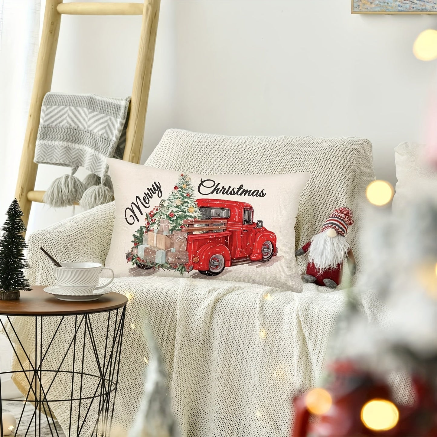 Yilni bayram ruhida o'tkazing, Merry Christmas Red Truck Pillow Cover bilan. Zamonaviy uslubda tayyorlangan, 30.48x50.8 sm o'lchamdagi bu yostiq qopqog'i mashinada yuvilishi mumkin va qulay zippered yopilishi mavjud. Bir nechta xona bezaklari uchun mos.