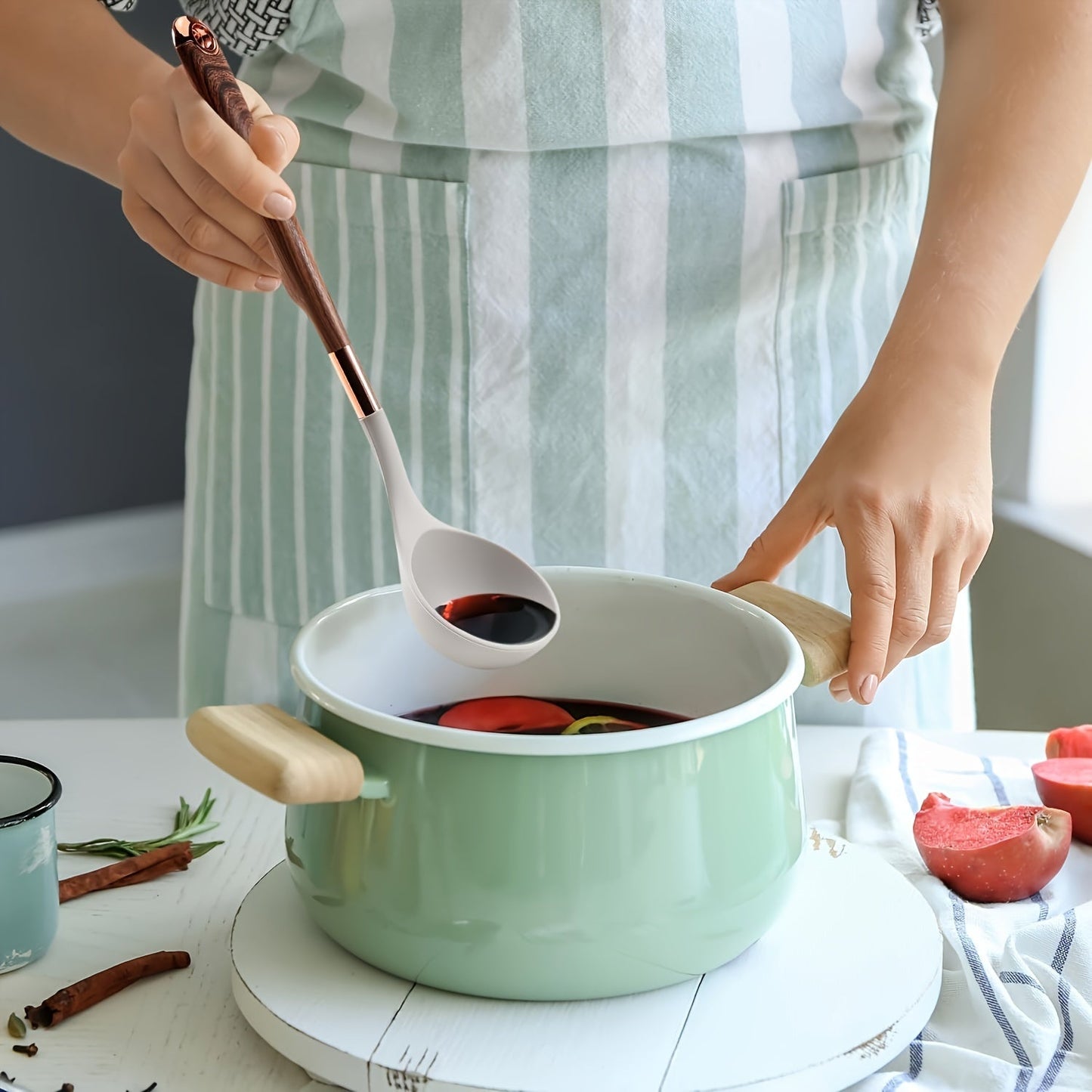 Yog'och tutqichli mustahkam silikon oshxona asboblari to'plami - spatula, qoshiq, viski, qozon, aylantiruvchi va turuvchi bilan birga keladigan yopishmaydigan pishirish aksessuarlari. Uy oshxonasida foydalanish uchun issiqqa chidamli pishirish asboblari.