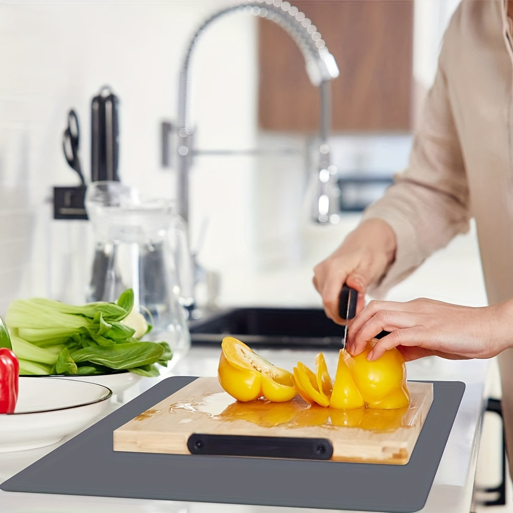 This large silicone mat is perfect for protecting your kitchen table. Measuring 91cm/36inch x 59cm/23.4inch, it is heat resistant, non-slip, and waterproof, making it ideal for baking and cooking.