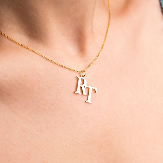 Customized stainless steel pendant necklace with 1-2 letters, ideal for couples. A fashionable and simple Valentine's Day jewelry piece that makes for a unique gift and is perfect for everyday wear.