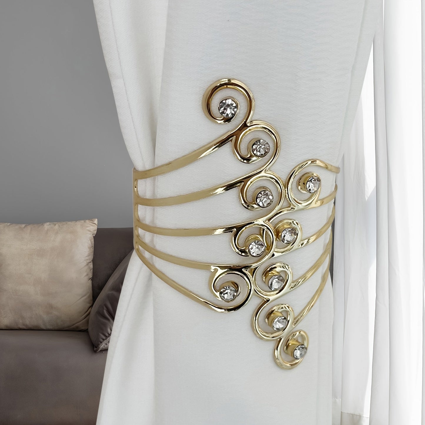 Add a touch of elegance to your home decor with these stunning Luxury Metal Gold/Silvery Creative Wings and Rhinestones Design Curtain Tiebacks. These Adjustable Skeleton Curtain Clasps are perfect for enhancing the look of your bedroom or living room