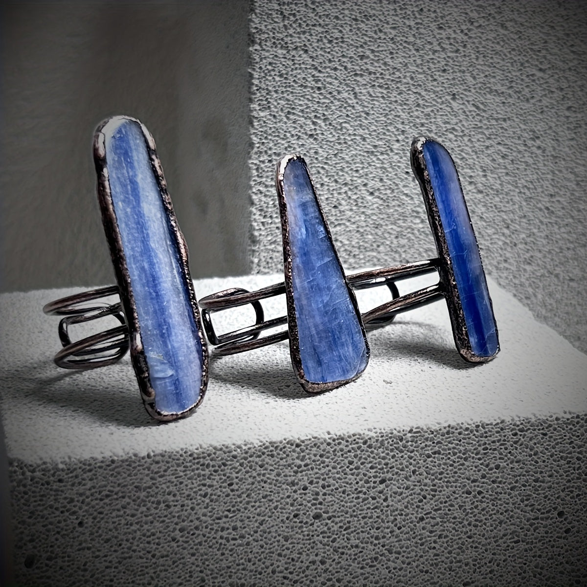 Adjustable exaggerated ring with an irregular natural stone inlay, suitable for both men and women to match daily outfits. The shape of the stone is unique and uncertain.