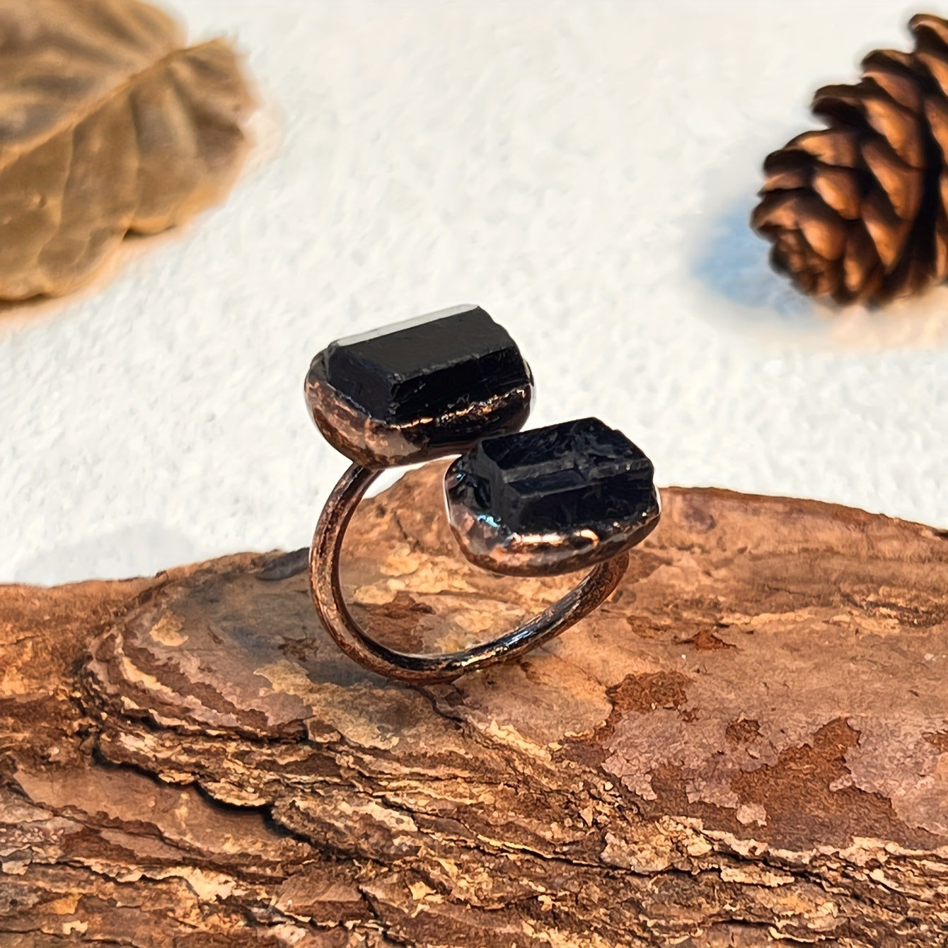 Choose your preferred style from our selection of vintage rings featuring natural stone in irregular shapes, suitable for both men and women to complement your daily outfits or add a unique touch to your party attire.