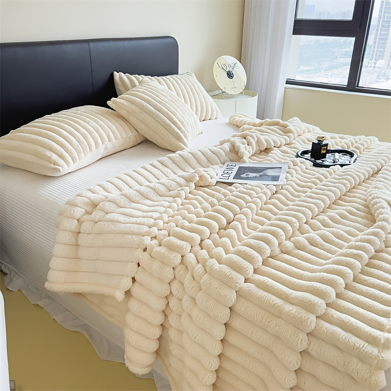 Traditional-style thick double-sided fleece blanket made of striped polyester knit fabric. Versatile for all seasons and purposes, machine washable with a weight of 250-300gsm.