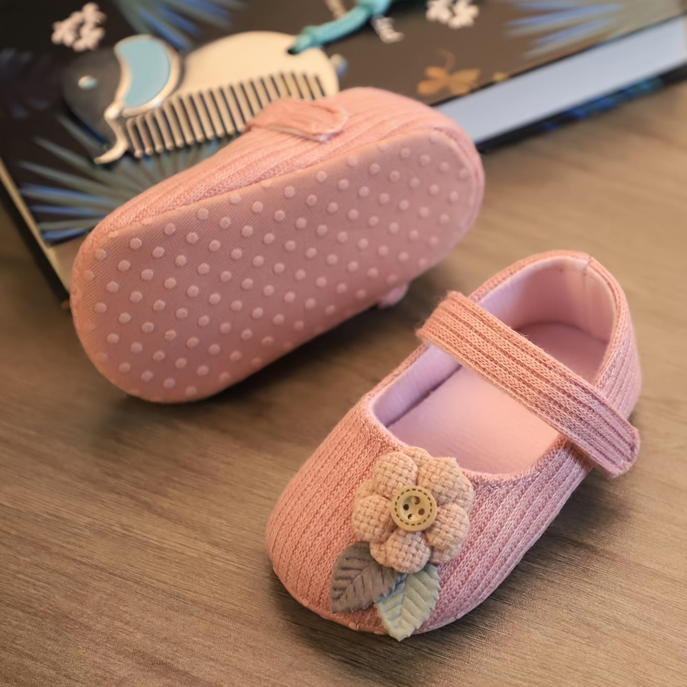 Soft sole princess shoes for baby girl, suitable for newborns up to 6 months. Ideal for spring and summer, breathable and comfortable step-in style.