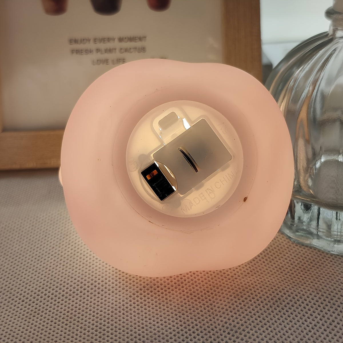 Adorable rabbit LED lamp, perfect for bedroom decor or gifting to friends and family for holidays and birthdays. Compact, portable, and powered by button batteries.