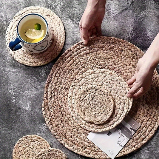 Hand-woven set of 4/6 placemats in Japanese garden tea cup design. Provides heat insulation for tables and tea tables, suitable for round bowls and plates. Made of Japanese papyrus for use in the kitchen.