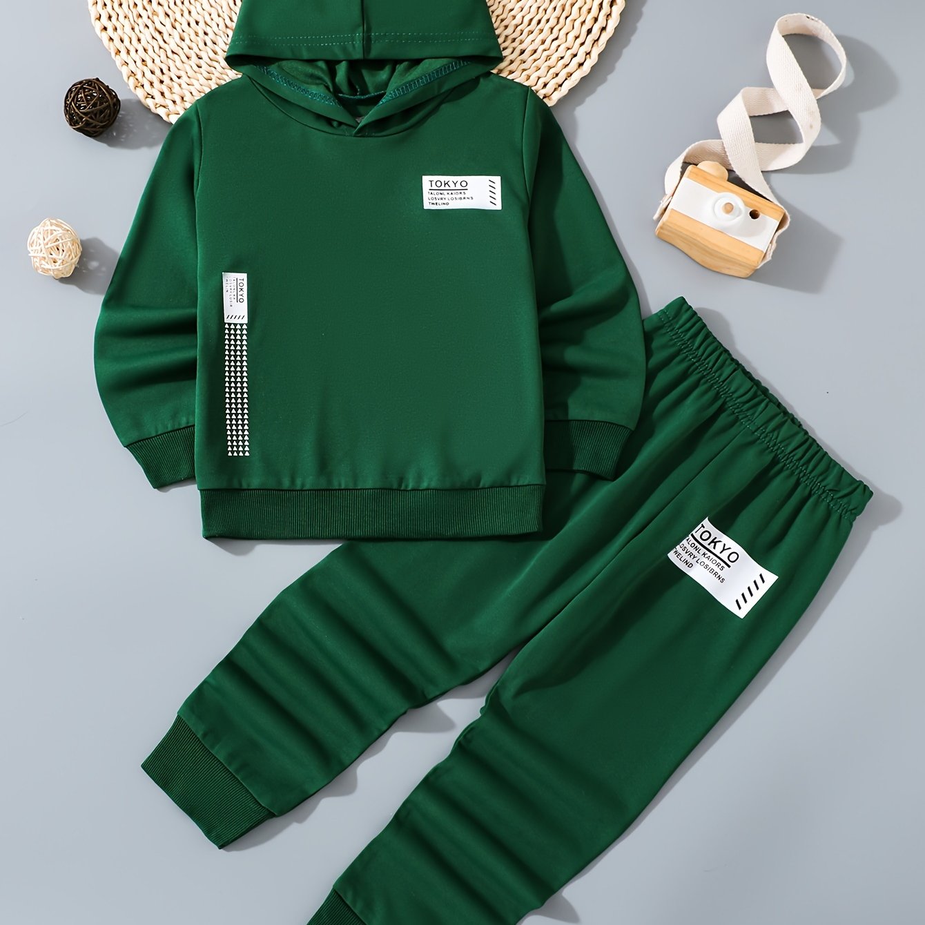 Boys' 2-piece Tokyo letter print hoodie and sweatpants set for casual wear in spring and fall.