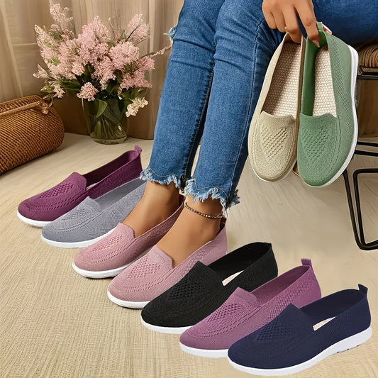 Women's knitted flats, low-top fitness shoes with soft, breathable sole for comfortable walking.