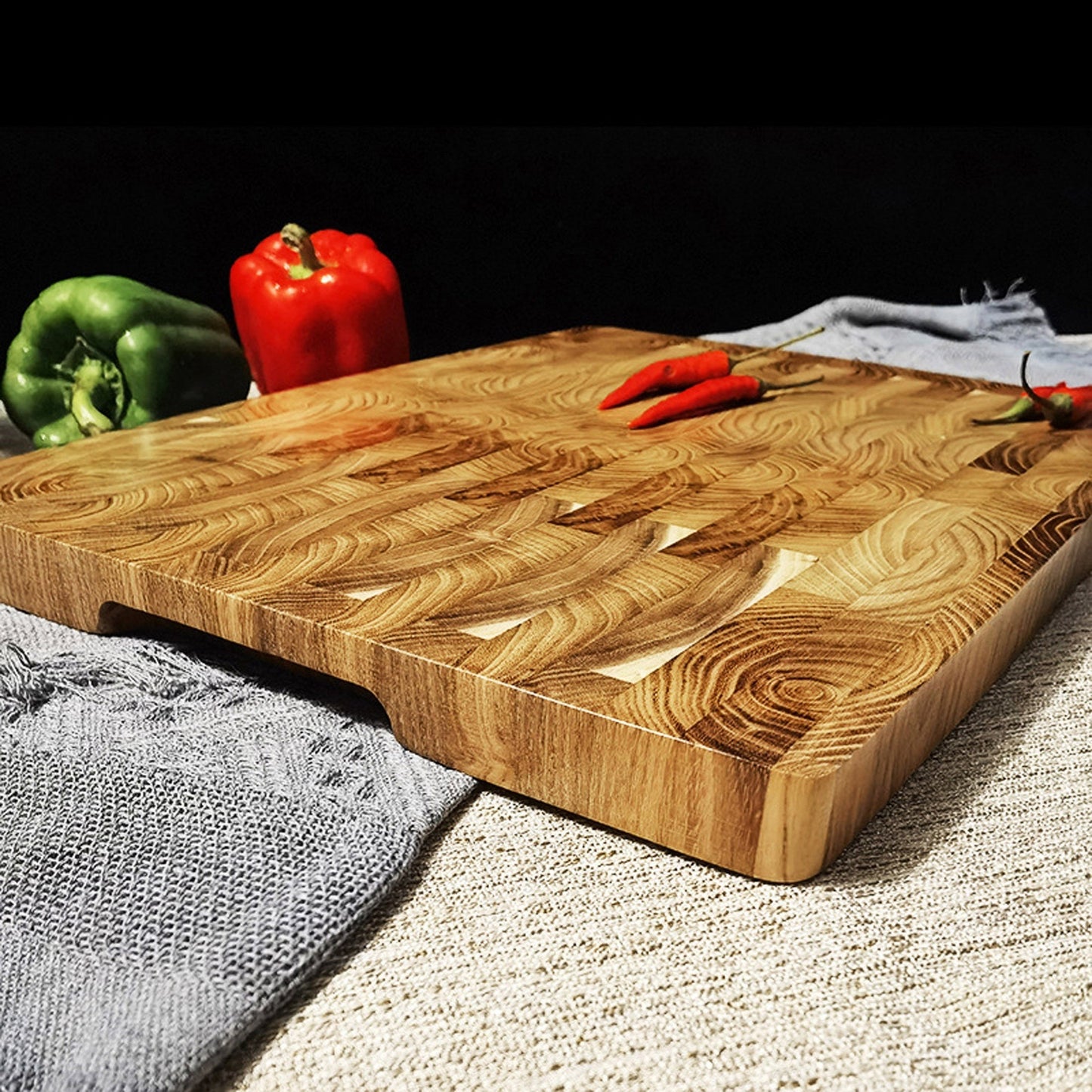 Teak cutting board for the kitchen, perfect for creative cooking at home. This thick wooden chopping board is ideal for all your cutting needs. Crafted from high-quality teak wood, this cutting board is a durable and stylish addition to your kitchen.