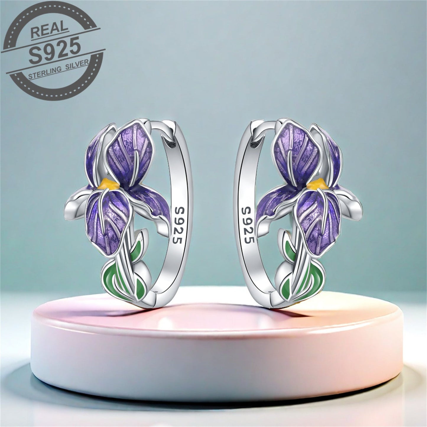 Sintetik tosh bilan bezatilgan Sterling Silver Iris Flower Ear Cuff, qishloq uslubidagi preppy ko'rinish uchun mukammal. Sport va festival kiyimlari uchun ideal, bu nafis buyum ayollar uchun ajoyib Rojdestvo sovg'asi bo'ladi.