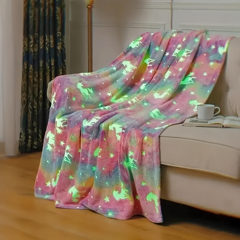 Soft and cozy throw blanket featuring a luminous stars and unicorns pattern. Glow-in-the-dark flannel material makes it the perfect gift for boys and girls. A must-have for bedroom decor.