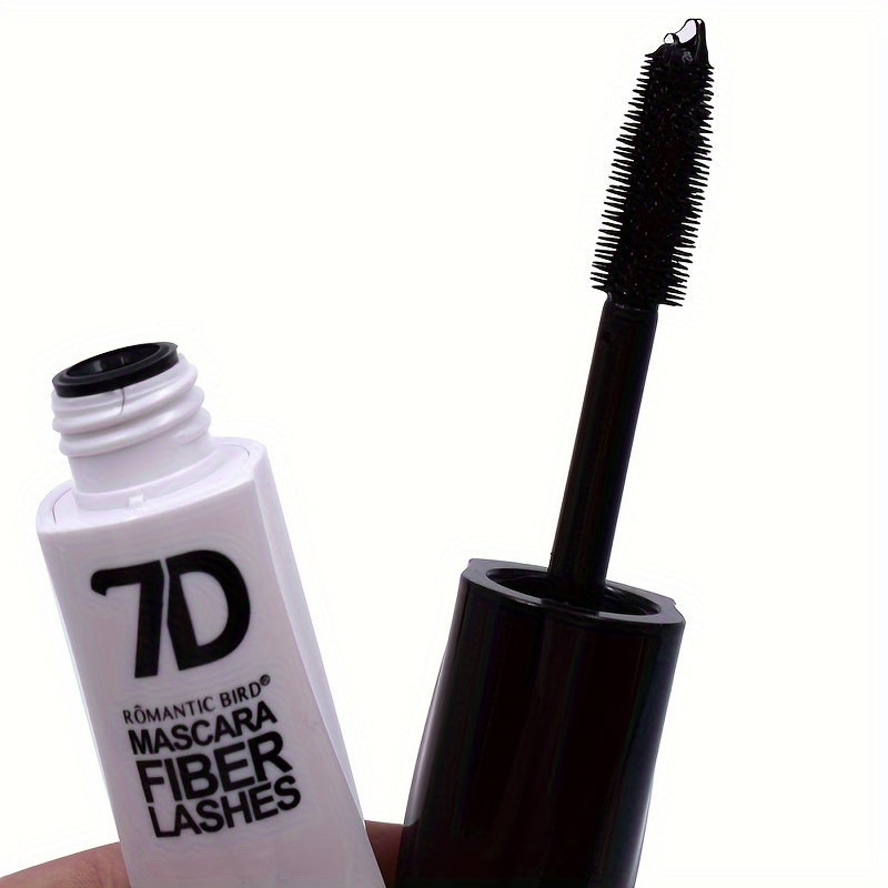 7D Fiber Lash Mascara в черно-белом дизайне тюбика является водостойкой, придающей объем, удлиняющей, стойкой к поту, обеспечивающей длительный завиток и защищенной от размазывания, подходит для всех типов кожи.