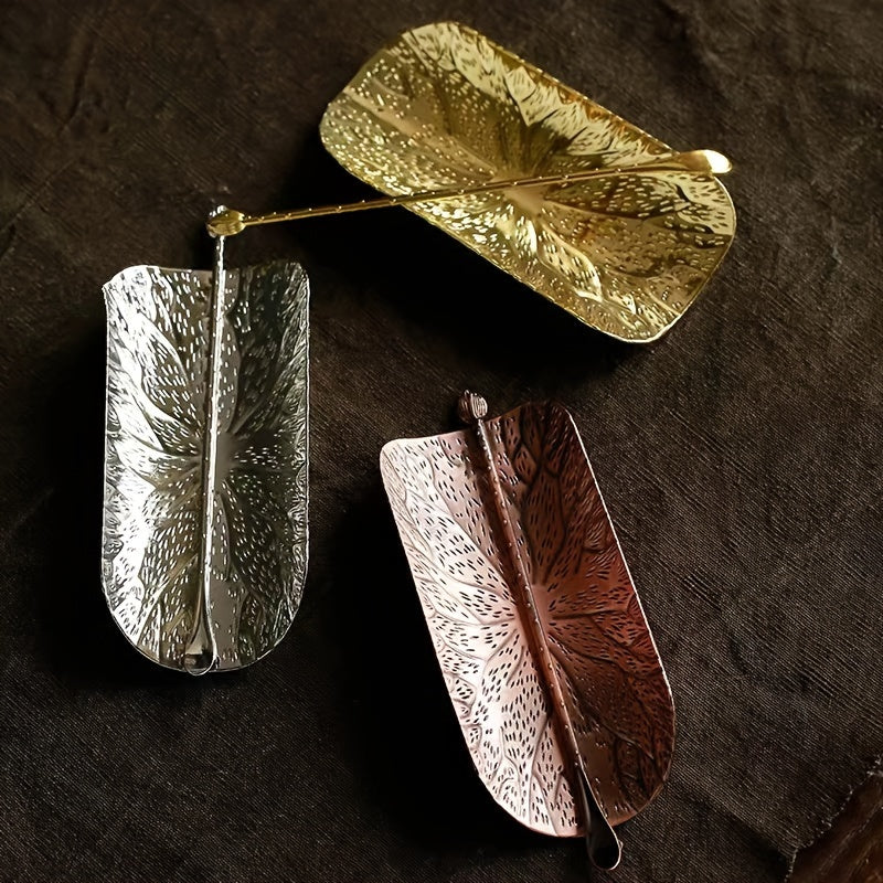 The perfect gift for tea lovers, this luxurious 2-piece metal tea scoop set features a stunning basket design. Made of high-quality alloy, the tea leaf scoop comes with intricate wicker basket detailing. Ideal for Christmas, Halloween, Easter