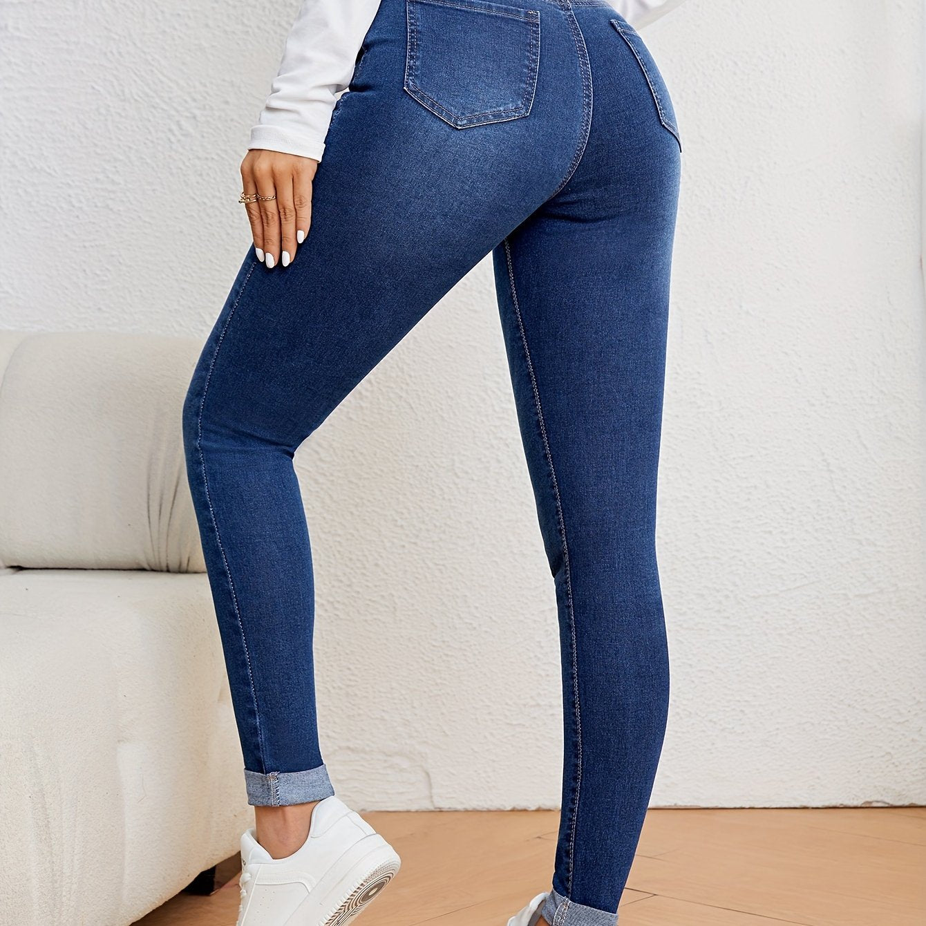 Women's casual skinny jeans made of 69% polyester, 26% viscose, and 2% elastane. Solid color washed denim in medium stretch woven fabric weighing 345g/m². Fashionable and versatile pants